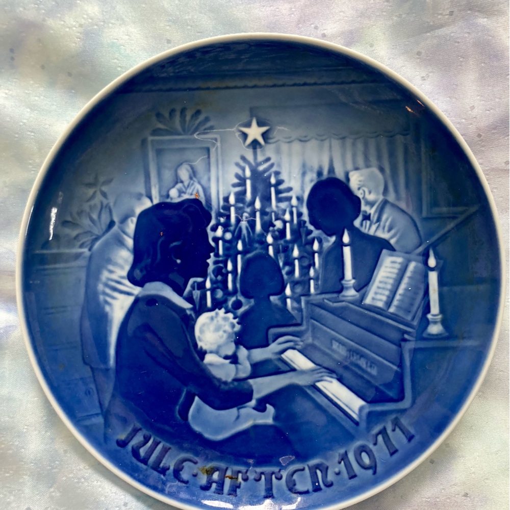 1971 Bing & Grondahl "Jul i Hjemmetl" Christmas Plate. 7.25”